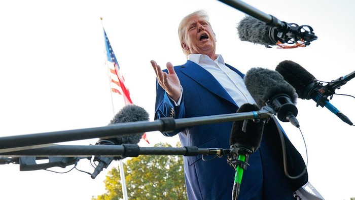 Trump Klaim Situs-situs Nuklir Iran Hancur Akibat Serangan AS Trump bersikeras serangan AS hancurkan total situs nuklir Iran. Ia menepis laporan intelijen yang menyebut dampaknya hanya bersifat sementara.