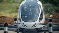 EHang 216 S merupakan kendaraan udara tanpa awak yang menggunakan tenaga baterai listrik. Dengan kemampuan terbang sejauh 30 kilometer dalam durasi 18–25 menit dan kecepatan maksimal 130 km/jam, kendaraan ini menawarkan solusi transportasi udara futuristik yang ramah lingkungan dan efisien. (ANTARA FOTO/Putra M. Akbar)  