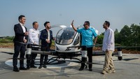 Utusan Khusus Presiden Bidang Pembinaan Generasi Muda dan Pekerja Seni Raffi Ahmad (kanan) bersama Ketua Umum Ikatan Motor Indonesia Bambang Soesatyo (kedua kanan) berbincang dengan Direktur Kelaikudaraan dan Pengoperasian Pesawat Udara Kementerian Perhubungan Sokhib Al Rohman (kedua kiri), Executive Chairman Prestige Aviation Rudy Salim (ketiga kiri) dan Chief Financial Officer EHang Conor (kiri) saat uji terbang berpenumpang EHang 216 S di PIK 2, Kabupaten Tangerang, Banten, Rabu (25/6/2025). (ANTARA FOTO/Putra M. Akbar)  