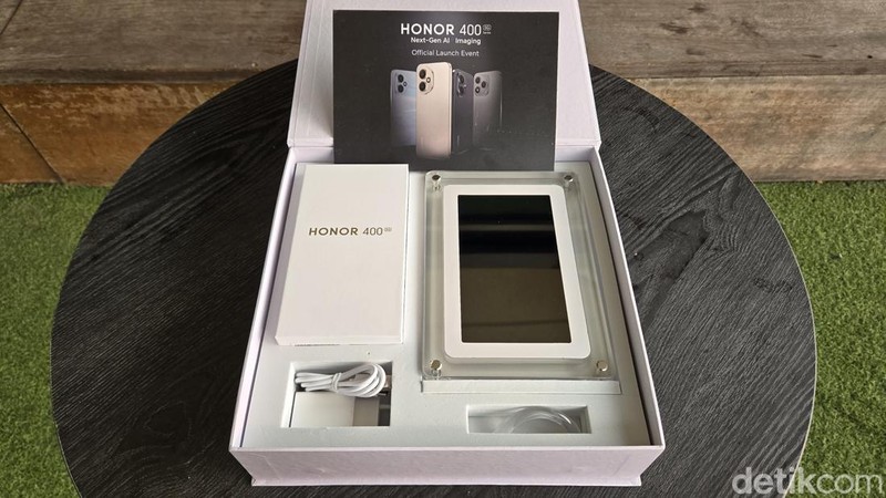 Undangan Peluncuran Honor 400 Series terdiri dari unit Honor 400 dan frame digital