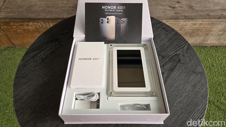 Undangan Peluncuran Honor 400 Series Undangan Peluncuran Honor 400 Series terdiri dari unit Honor 400 dan frame digital