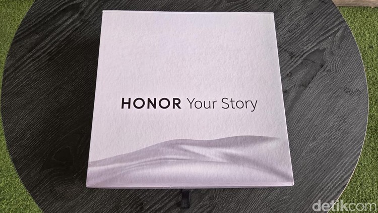 Undangan Peluncuran Honor 400 Series terdiri dari unit Honor 400 dan frame digital