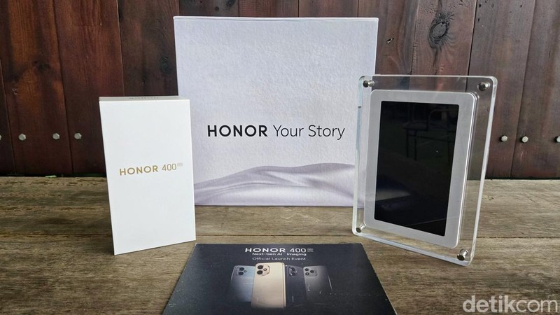 Undangan Peluncuran Honor 400 Series terdiri dari unit Honor 400 dan frame digital