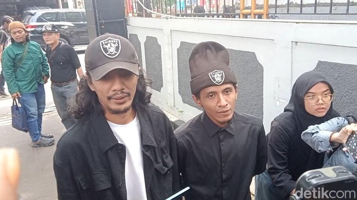 Dua kakak Vadel Badjideh siap dampingi Vadel hadapi sidang perdana.