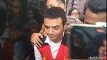 Penampakan Vadel Badjideh Berambut Cepak Dalam Pengawalan Ketat