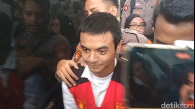 Penampakan Vadel Badjideh Berambut Cepak Dalam Pengawalan Ketat