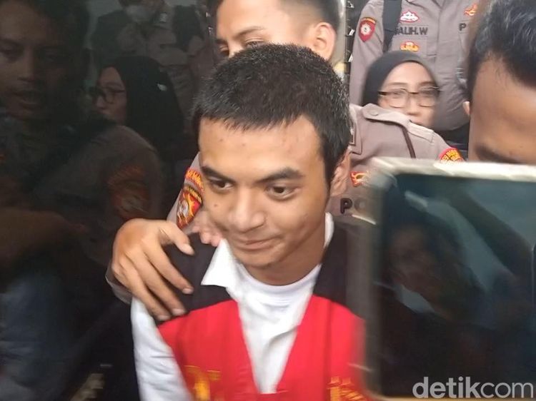 Penampakan Vadel Badjideh Berambut Cepak Dalam Pengawalan Ketat