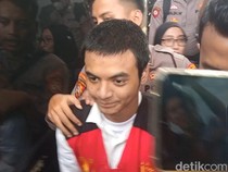 Penampakan Vadel Badjideh Berambut Cepak Dalam Pengawalan Ketat