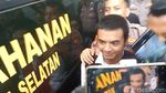 Penampakan Vadel Badjideh Berambut Cepak Dalam Pengawalan Ketat