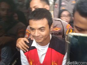 Video: Senyum Lesu Vadel Badjideh Jelang Sidang Perdana Kasus Pencabulan