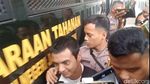 Penampakan Vadel Badjideh Berambut Cepak Dalam Pengawalan Ketat