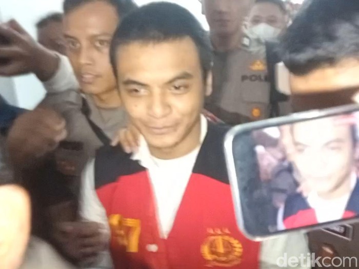 Vadel Badjideh Dijaga Ketat Jelang Sidang Perdana Dugaan Tindak Asusila Vadel Badjideh saat menjalani sidang perdana di PN Jakarta Selatan, Rabu (25/6/2025).