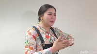 Dalam perjalanan dietnya, Vicky Shu juga rutin berkonsultasi dengan dokter gizi. Aku kan diet sudah beberapa kali ya. Misalnya kayak dulu turun 30 kg. Walaupun kadang nanti tiba-tiba naik, sekarang tuh lebih gampang naik nih. Kecapekan dikit suka naik kadang gitu kan. Kurang tidur suka naik kan, bebernya. (Foto: febryantino nur pratama)