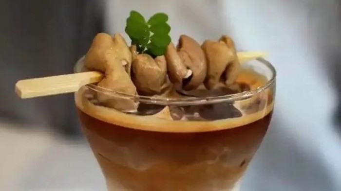 Viral Minuman Kopi Topping Sate Usus Babi, Gimana Rasanya?