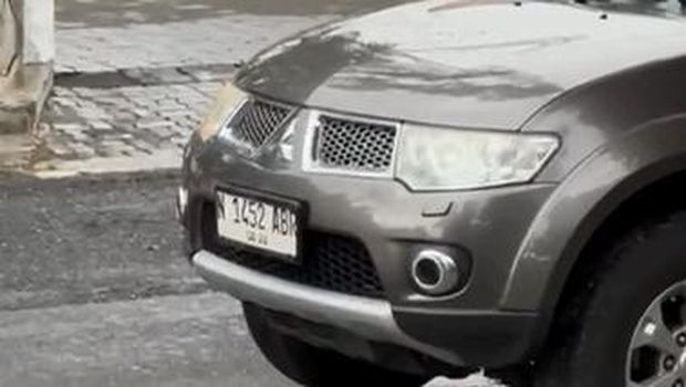 Viral pria pengendara pajero di Kota Malang berbuat tak senonoh di dalam mobil. Aksi ini sudah beberapa kali dilakukan.