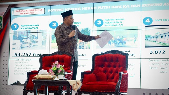 Wakil Menteri Koperasi (Wamenkop) Ferry Juliantono menyerahkan SK pembentukan Kopdes Merah Putih di Malang, Rabu (25/6/2025)