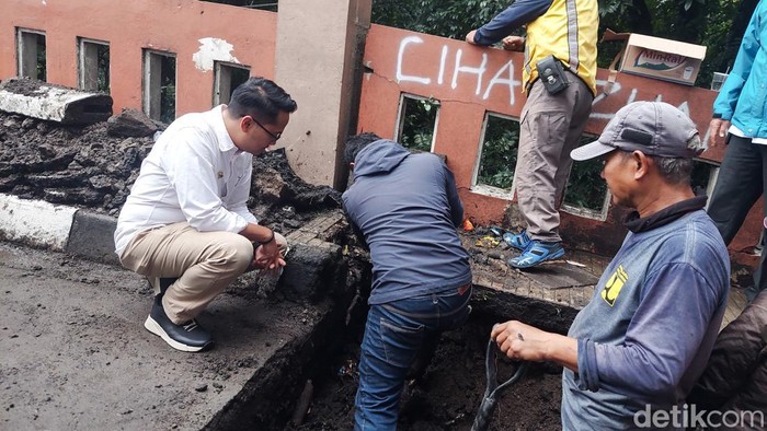 Wakil Wali Kota Cimahi, Adhitia Yudisthira cek jalan di pemkot yang ambles