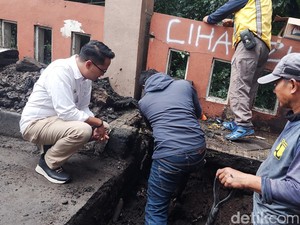 Jalan Ambles di Depan Kantor Walkot Cimahi, Penyebab dan Rute Alternatifnya