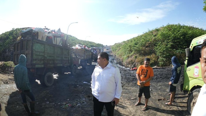 Wali Kota Makassar Munafri Arifuddin saat meninjau TPA Antang.