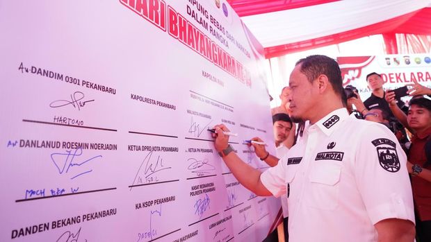 Wali Kota Pekanbaru Agung Nugroho mendukung gagasan Polda Riau mendirikan Kampung Bebas Narkoba di Kampung Dalam, Kecamatan Senapelan. Deklarasi kampung bebas narkoba diresmikan di Rumah Singgah Tuan Kadi, Kecamatan Senapelan, pada Rabu (25/6/2025).