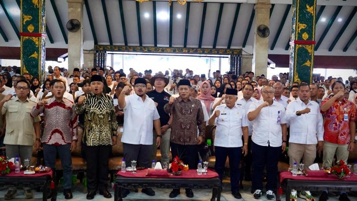 Wamenkop Ferry serahkan SK badam hukum Koperasi Merah Putih di Kabupaten Malang.
