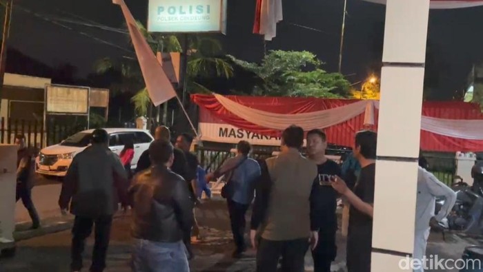 Warga berdatangan ke Polsek Cihideung terkait kasus asusila seorang Ketua RT.