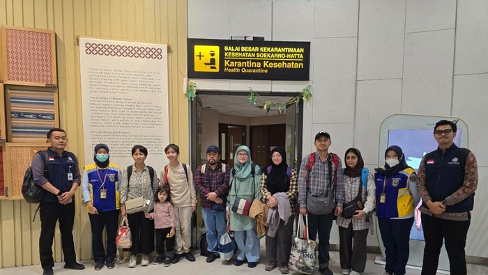 Warga Sumut yang dipulangkan dari Iran tiba di Jakarta