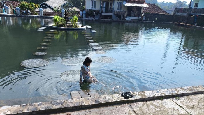 Segarnya Bermain Air di Wisata Alam Curug Telaga Pancar Cikajayaan Kuningan.