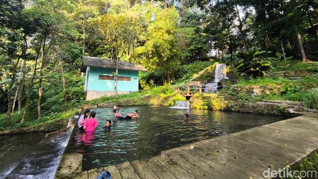Segarnya Bermain Air di Wisata Alam Curug Telaga Pancar Cikajayaan Kuningan.