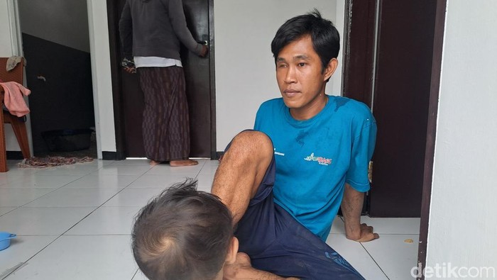 Yusuf dan putrinya yang sempat viral tinggal di kolong jembatan saat ditemui di rumahnya yang baru di Jombang.