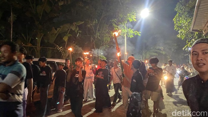Suasana Kirab Obor dalam peringatan 1 Suro di Kelurahan Bandarharjo, Kecamatam Semarang Utara, Kota Semarang, Kamis (26/6/2025).