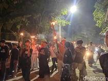 Meriahnya Malam 1 Suro di Bandarharjo Semarang, 1.447 Obor Dinyalakan