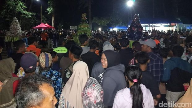 Suasana arak-arakan untuk ritual 1 Suro di puncak Gunung Tidar Kota Magelang, Kamis (26/6/2025) malam.