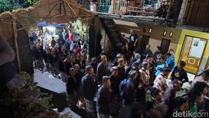 Gunungan yang bakal diperebutkan warga dalam peringatan 1 Suro di Gunung Tidar, Magelang, Kamis (26/6/2025) malam.