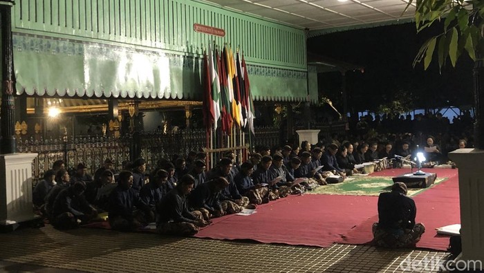 Suasana pelaksanaan prosesi Mubeng Beteng Keraton Jogja memeringati 1 Muharram 1447 Hijriah atau 1 Sura Dal 1959, Kamis (26/6/2025) malam.