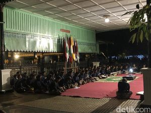 Antusiasnya Muda-Mudi Ikuti Prosesi Mubeng Beteng Keraton Jogja