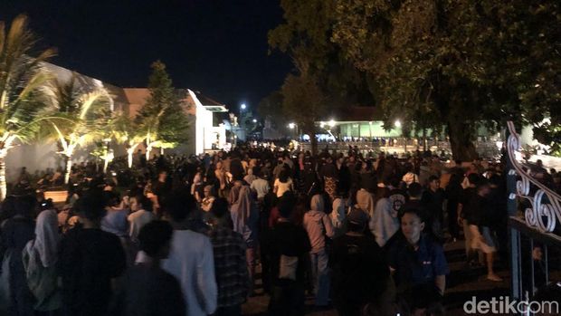 Suasana pelaksanaan prosesi Mubeng Beteng Keraton Jogja memeringati 1 Muharram 1447 Hijriah atau 1 Sura Dal 1959, Kamis (26/6/2025) malam.