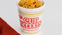 Cup Noodles dari Nissin menggunakan wadah styrofoam agar praktis. Desain merah dan emasnya terinspirasi dari porselen mewah untuk memberi kesan modern dan menarik perhatian. Foto: Site Culinary/Visual