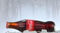 Botol soda Coca-Cola dirancang agar bisa dikenali bahkan dalam gelap. Lekukan khas dan warna merah terang jadi ciri yang tak pernah berubah sejak awal. Foto: Site Culinary/Visual