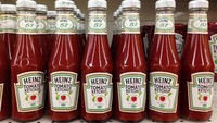 Botol saus tomat Heinz  awalnya dari kaca dengan bagian ujung yang sempit. Fungsinya biar saus keluar perlahan. Sampai sekarang, desain botol ini masih dipertahankan. Foto: Site Culinary/Visual