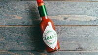 Saus Tabasco pertama kali dikemas dalam botol parfum kecil. Fungsinya agar saus bisa keluar per tetes. Kini tutup merah saus ini sudah menjadi ciri khas dari Tabasco. Foto: Site Culinary/Visual