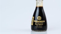 Botol kecap asin Kikkoman dikembangkan selama tiga tahun dengan 100 prototipe. Tutup merahnya dirancang agar kecap dapat dituangkan secukupnya dan tidak berlebihan. Foto: Site Culinary/Visual