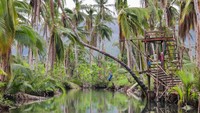 Di posisi ke-10, Siargao di Filipina dikenal sebagai surga peselancar dengan ombak legendaris di Cloud 9. Namun daya tariknya tak hanya ombak. Pulau ini juga menawarkan laguna tersembunyi, hutan bakau, dan suasana tropis yang masih alami—cocok untuk wisatawan yang mencari ketenangan di luar keramaian. (Rio Deluvio/Anadolu Agency via Getty Images)