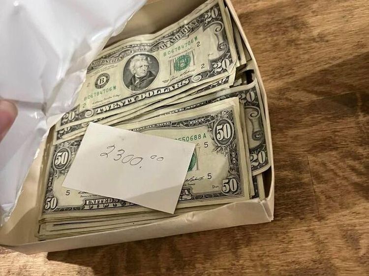 Ada Gepokan Duit-Foto Horor, 7 Benda Ditinggal Pemilik Lama Usai Pindah Rumah