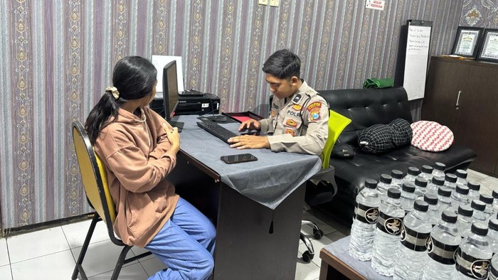 Adik kakak di Kota Mojokerto ini nekat mengedarkan Arak Bali demi melunasi utang.