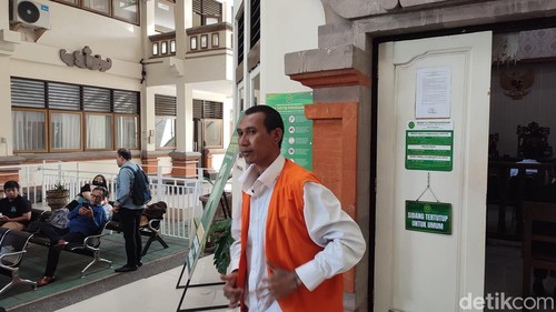 Ahmad Santoso usai keluar dari ruang persidangan Tirta, Pengadilan Negeri (PN) Denpasar, Kamis (26/6/2025). (Ahmad Firizqi)