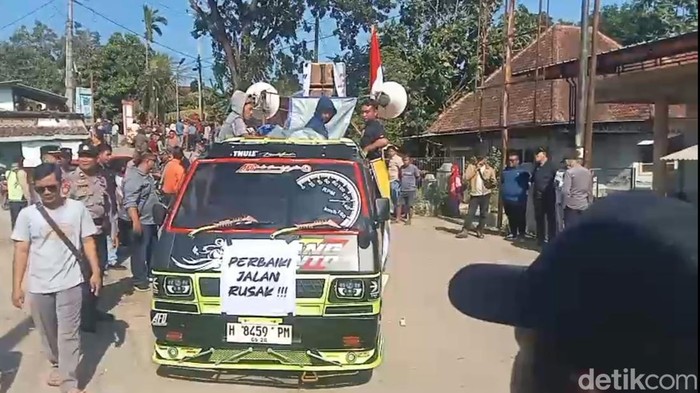 Aksi demo warga soal jalan rusak imbas truk galian C di Ngampel Kendal, Kamis (26/6/2025).