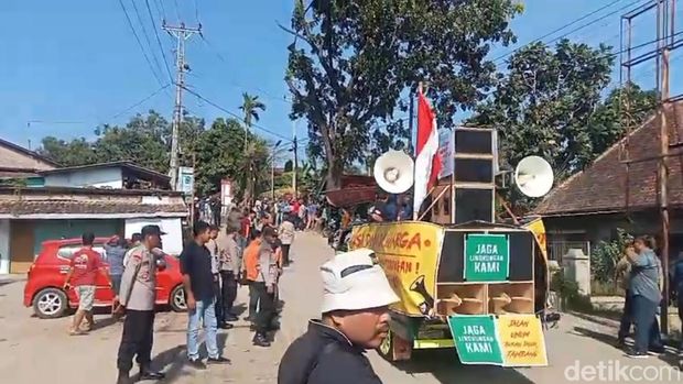 Aksi demo warga soal jalan rusak imbas truk galian C di Ngampel Kendal, Kamis (26/6/2025).