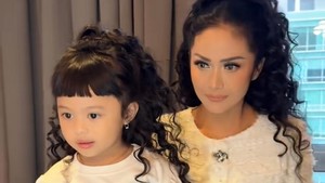Ameena memang diketahui sangat suka dengan neneknya, Kris Dayanti. Kenapa sih? Foto: dok. Instagram dan TikTok Aurel/Kris Dayanti
