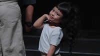 Gemasnya, gaya centil Ameena menemani KD latihan di panggung. Foto: dok. Instagram dan TikTok Aurel Hermansyah